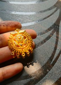 Elegant Gold Maang Tikka