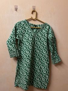 Elegant Green Kurta with Intricate Peacock Print