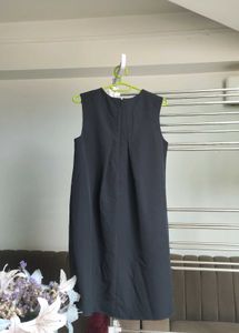UNIQLO black Short sleeveless dress.