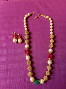 Pearl and Gold Tone Necklace Set