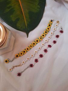 Any 3 Beaded Flower Bracelets🐚