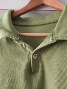 URBANIC XS GREEN TSHIRT CROPPED TOP