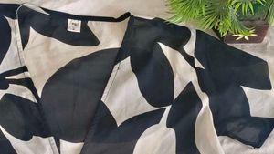 Chic Black &amp; White Abstract Print Wrap Top