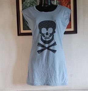 Skull &amp; Crossbones Graphic T-Shirt