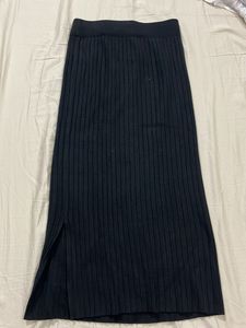 Chic Ribbed Midi Skirt with Side Slit