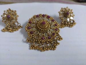 Antique Gold Tone Pendant &amp; Earring Set