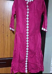 Elegant Pink Kurta with White Floral Embellishment
