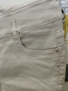 Chic Beige High-Waist Jeans