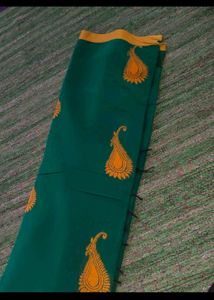 Elegant Green Saree (Women's)