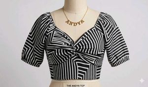 Stylish Black &amp; White Geometric Twist Top