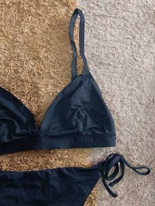 Black seamless bikini set.