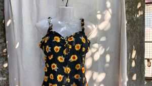 131110. Sunflower Print Camisole Top