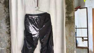I. Unique Black Cargo Pants