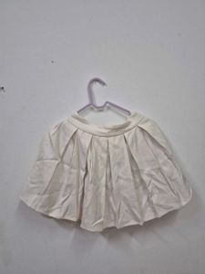 pleated white skirt