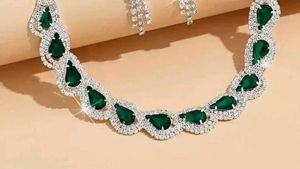 Sparkling Rhinestone Necklace &amp; Earrings Set