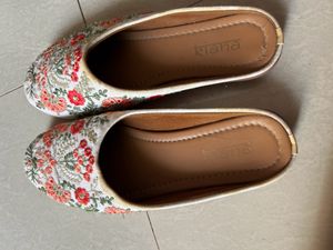 Kiana Embroidered Flat-shoes Size UK4