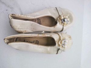 Elegant Cream Ballerinas with Pearl Embellishments