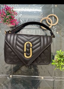 Chic Quilted Shoulder Bag with Gold Clasp