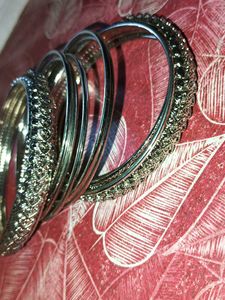 Set of Elegant Bangles(2 heavy+6 plain)