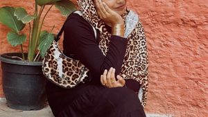 Elegant Leopard Print Scarf