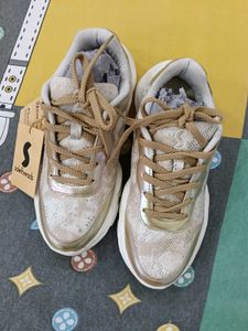 Sports shoes