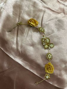 Elegant Gold Floral Hair Accessory