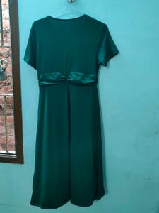 Elegant Emerald Green V-Neck Dress