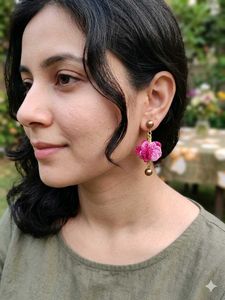 HANDCRAFTED KNIT EARRING WITH GOLD STUDS💗