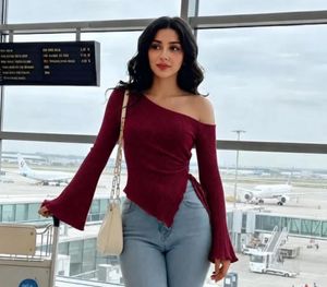 🚨SALE🚨Chic Burgundy Off-Shoulder Top