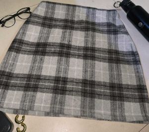 Short skirt ( check pattern )