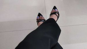 🖤 Elegant Black Strappy Heels for Sale 🖤