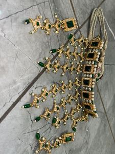 Elegant Emerald &amp; Pearl Choker Necklace