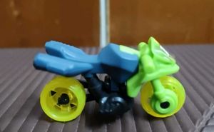 3 kinder Joy racer toys