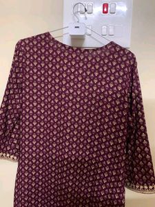 Avaasa maroon Elegant Printed Kurta in size M