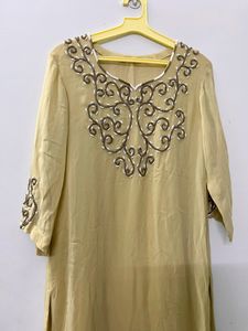 Partywear Kurta And Red Jhuttis Combo