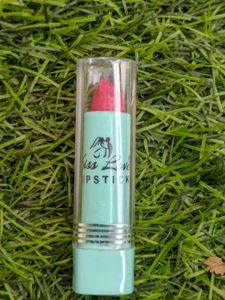 Vibrant Chery Red Lipstick 🍒