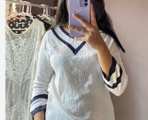 Clearance Sale 🎀Cute White V-Neck Top