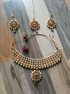 Exquisite Kundan & Pearl Jewellery Set