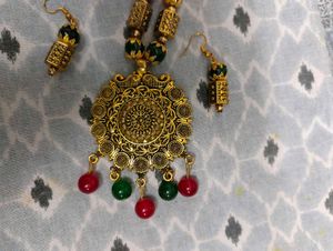 Elegant Red Green Beaded Necklace Set