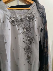 Elegant Grey Kurta Set with Intricate Embellishmen