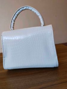 Chic White Crocodile-Embossed Handbag
