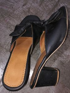 Stylish Black Bow Heeled Sandals