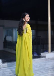Yellowish green three piece Set + jewellery se