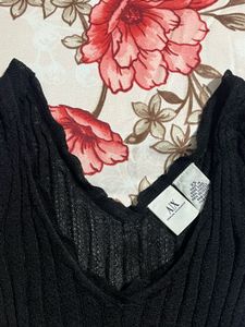 Black Ribbed V-Neck Crop Top