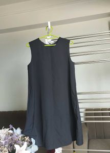 UNIQLO black Short sleeveless dress.