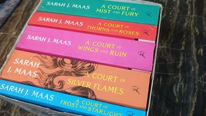 A Court of Thorns and Roses Series by Sarah J. Maa