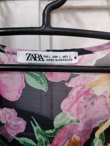 Zara top.neevr used L size.