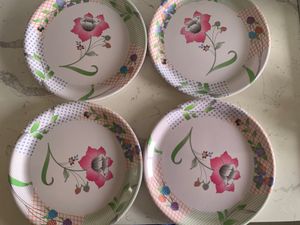 4 melamine Dinner Plates In Very Good Condition.