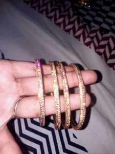 Sparkling Set of 4 Bangles