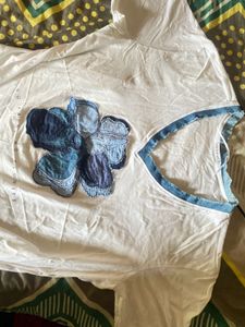 baggie tshirt White V-Neck T-Shirt with Floral App